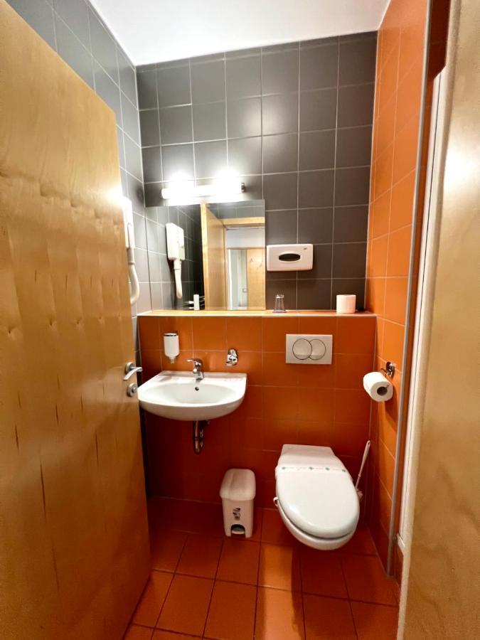 Hotel Jeruzalem 柳托梅尔 外观 照片