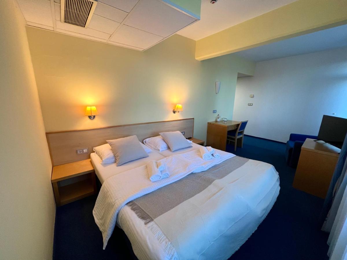 Hotel Jeruzalem 柳托梅尔 外观 照片