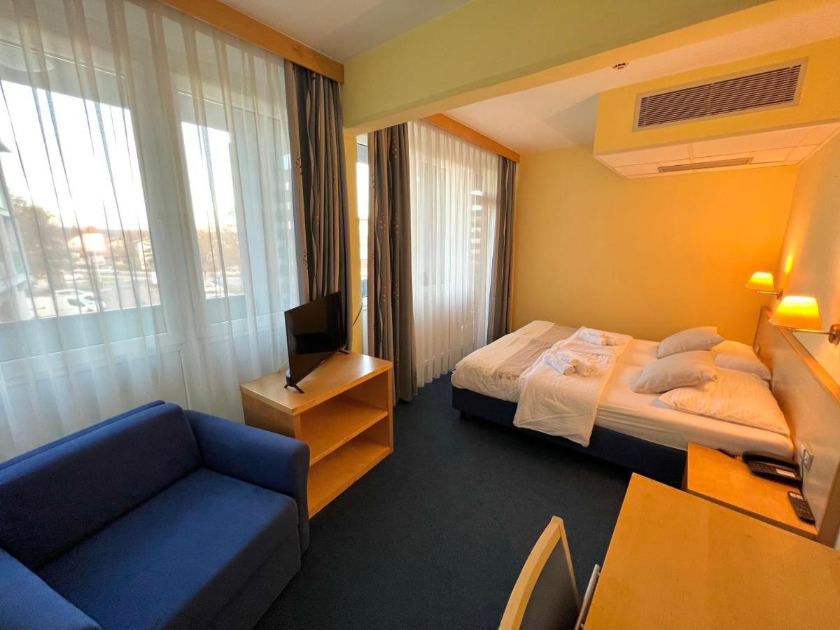 Hotel Jeruzalem 柳托梅尔 外观 照片