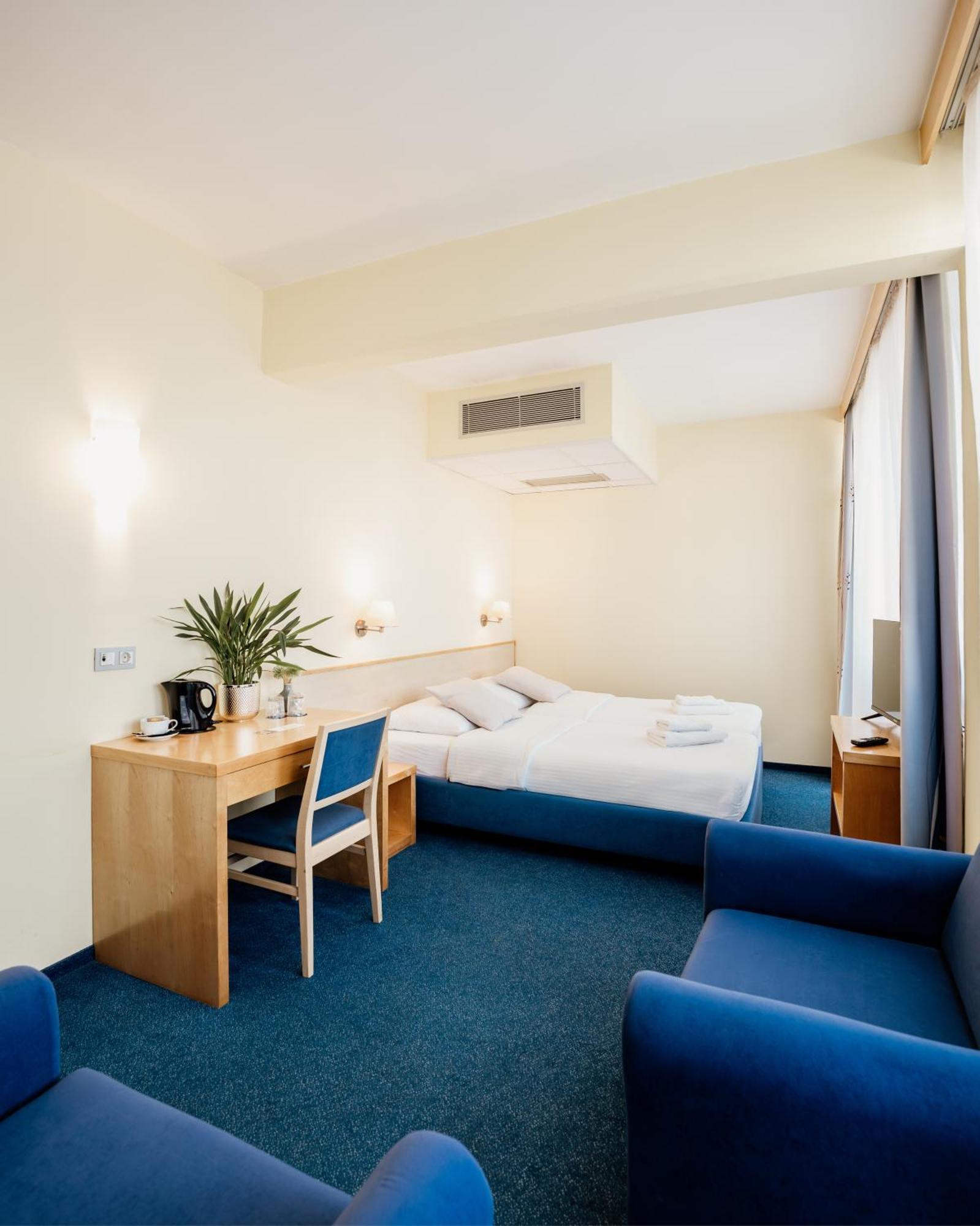 Hotel Jeruzalem 柳托梅尔 外观 照片