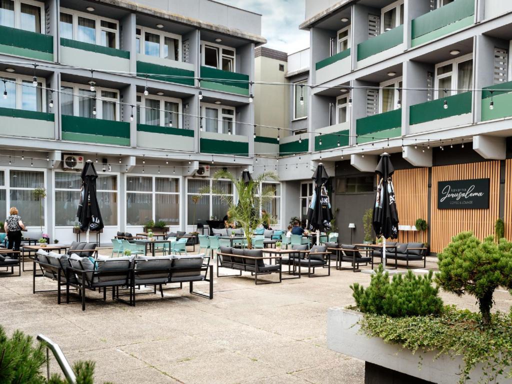 Hotel Jeruzalem 柳托梅尔 外观 照片